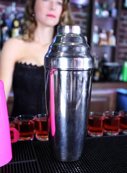 Colossal 3-Piece Cocktail Shaker - 58oz - Image 8