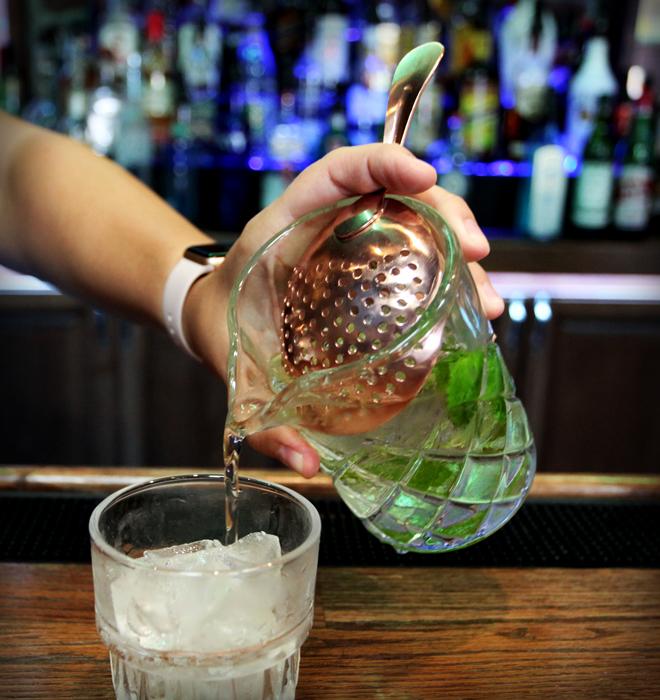 Diamond Pattern Mixing Glass with Copper Plated Julep Strainer Set - Image 2